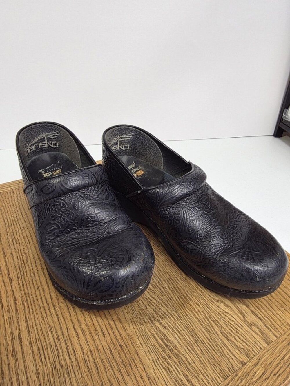 Dansko XP 2.0 Shoes Womens Size 10 Black Embossed Floral Leather Clogs Comfort
